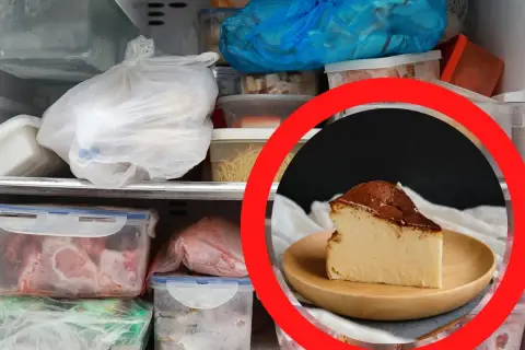 Kawałek pysznego sernika na talerzyku, a obok zamrożone mięso i inne produkty. Czy sernik można zamrozić? Tak, można!