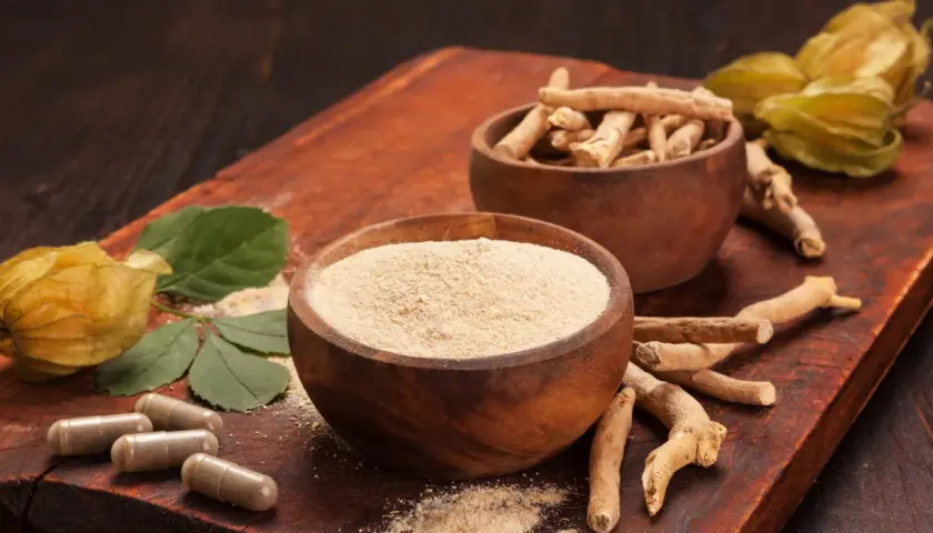 Ashwagandha w proszku i korzeniach, kapsułki i owoce. Zastanawiasz się nad ashwagandha skutki uboczne?