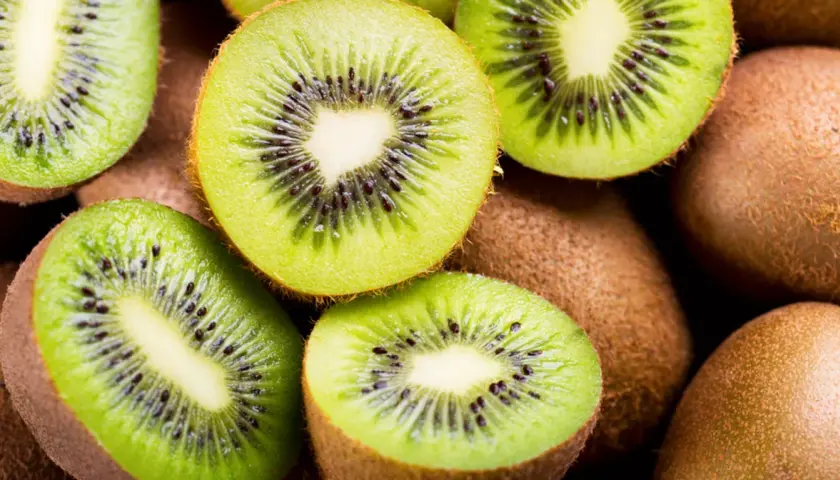 Kiwi pełne witamin, soczyste, zielone owoce z czarnymi pestkami.