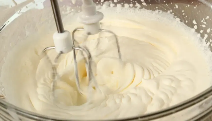 Ubity krem śmietankowy do tortu bez mascarpone, przygotowywany mikserem w szklanej misie. Idealna konsystencja na puszyste ciasto.