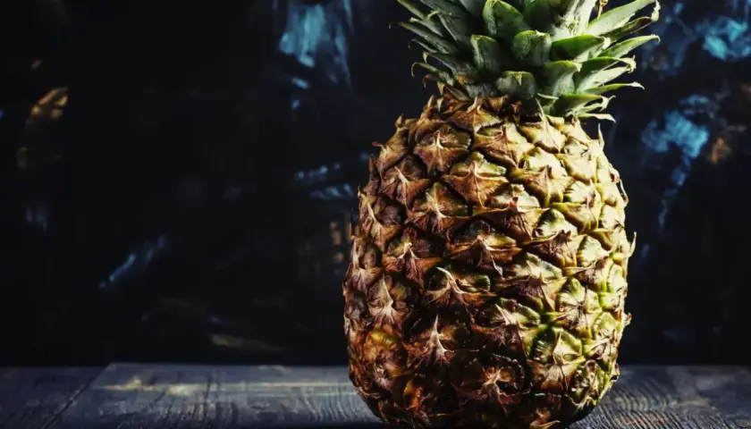 Ananas na ciemnym tle, idealny do analizy jego indeksu glikemicznego.
