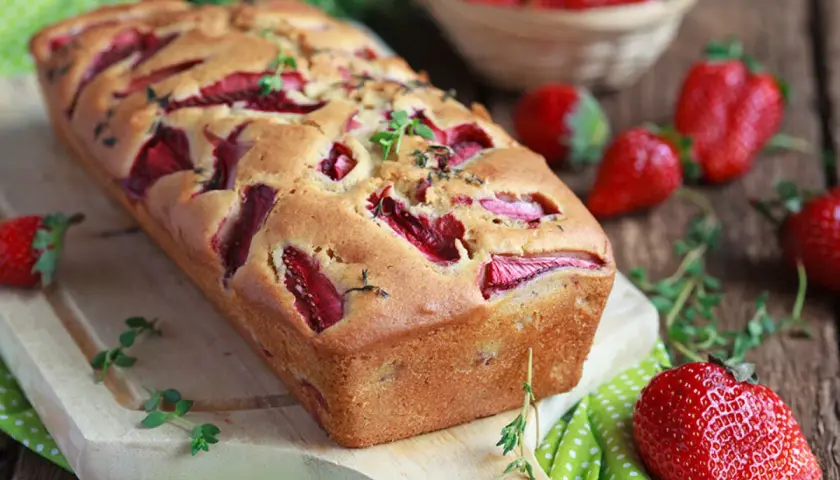 Pyszny przepis na ciasto z truskawkami i tymiankiem, idealne na letnie popołudnie.