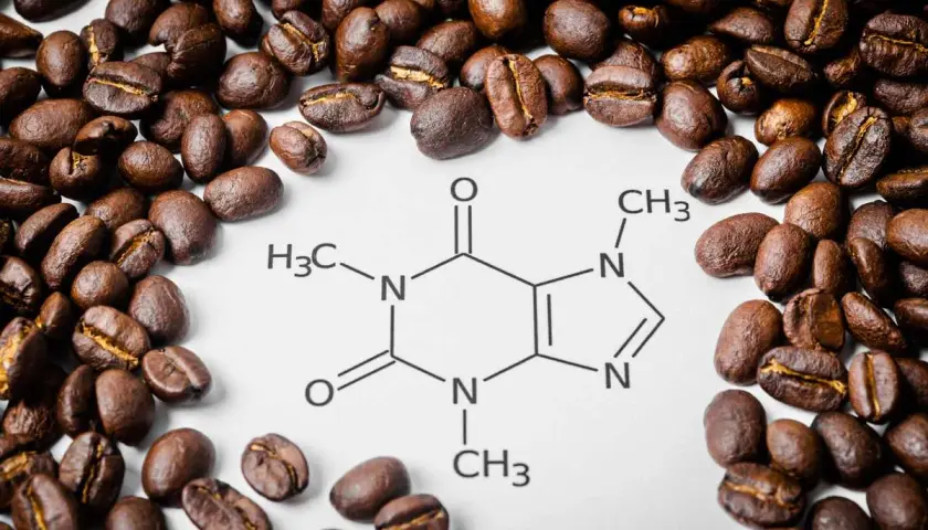 Ziarna kawy otaczają wzór chemiczny kofeiny. Czy kawa wypłukuje magnez? To pytanie nurtuje wielu miłośników tego napoju.
